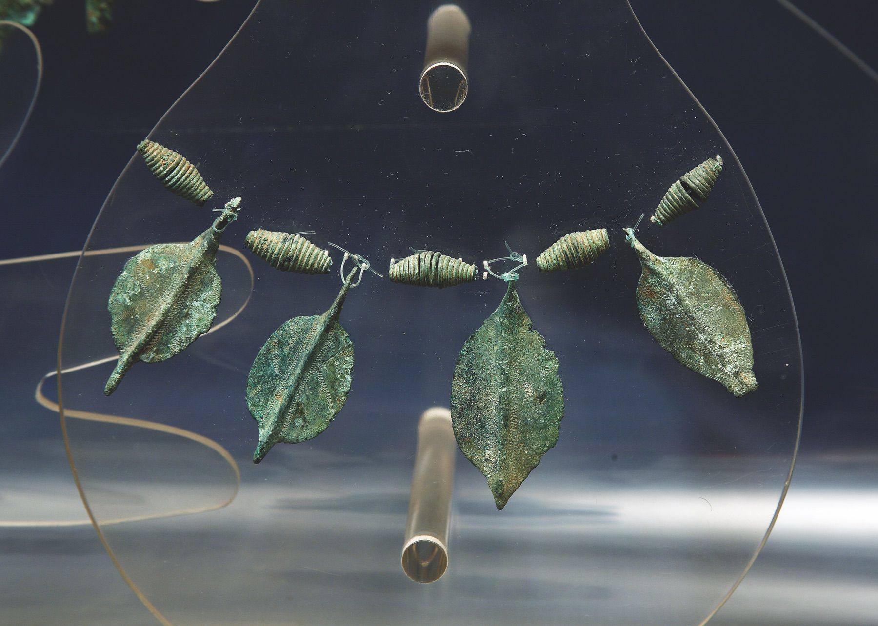 19. Collana di bronzo a foglie e grani biconici. Et… del Ferro (VIII sec.a.C.)