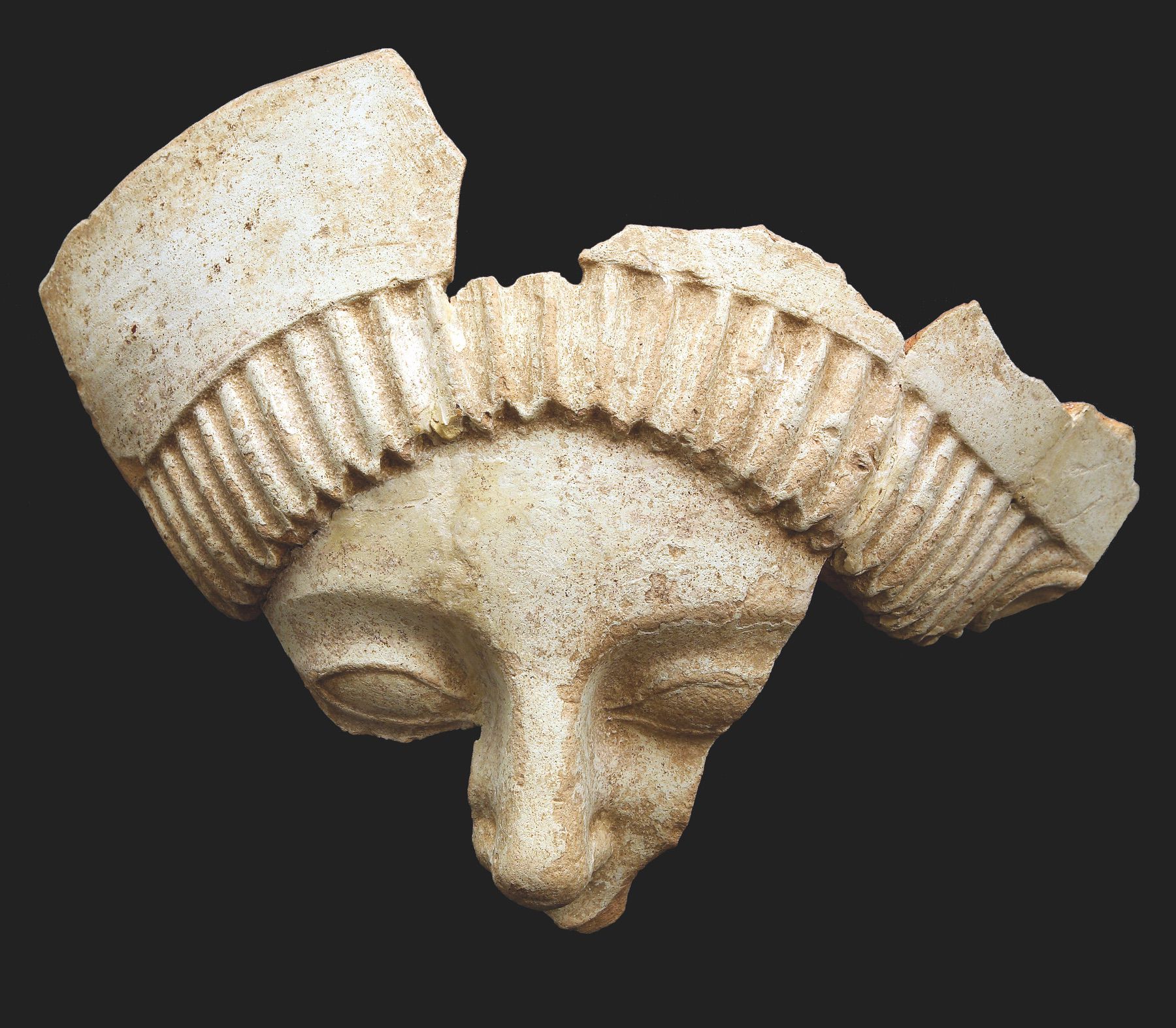 32. Frammento di maschera femminile in terracotta. Fine VI sec.a.C.