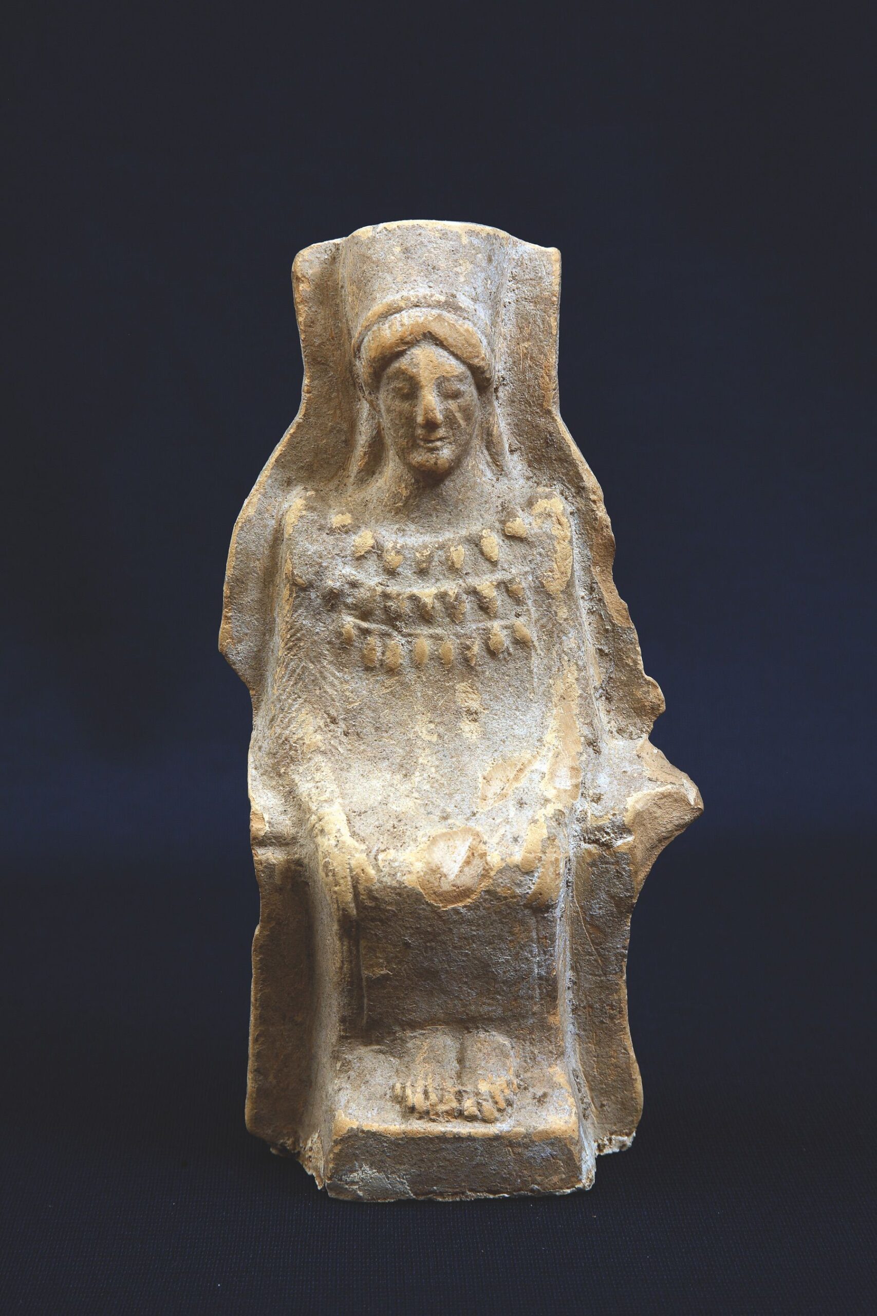 33. Statuetta femminile in trono in terracotta. Fine VI-inizi V sec.a.C.