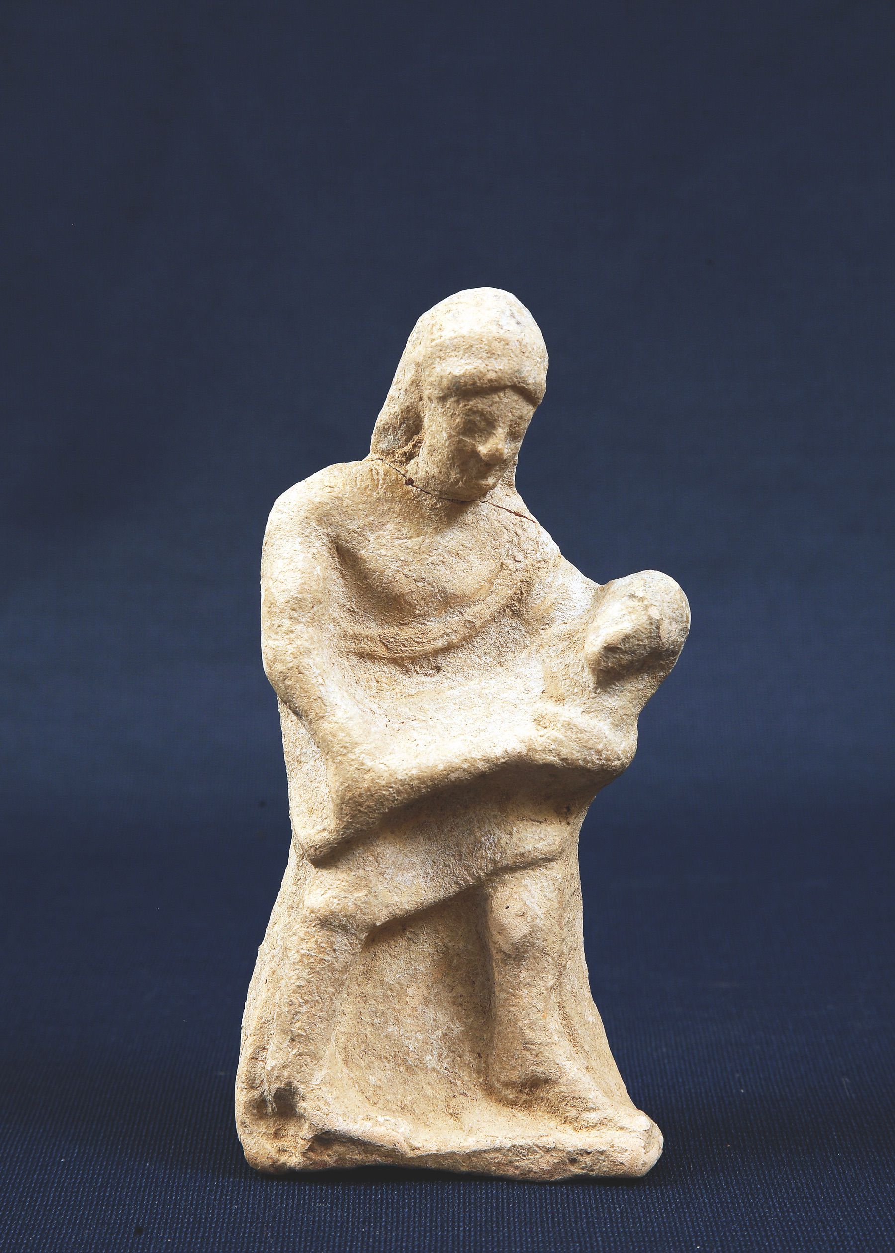 34. Figurina con bambino di terracotta. V sec.a.C.