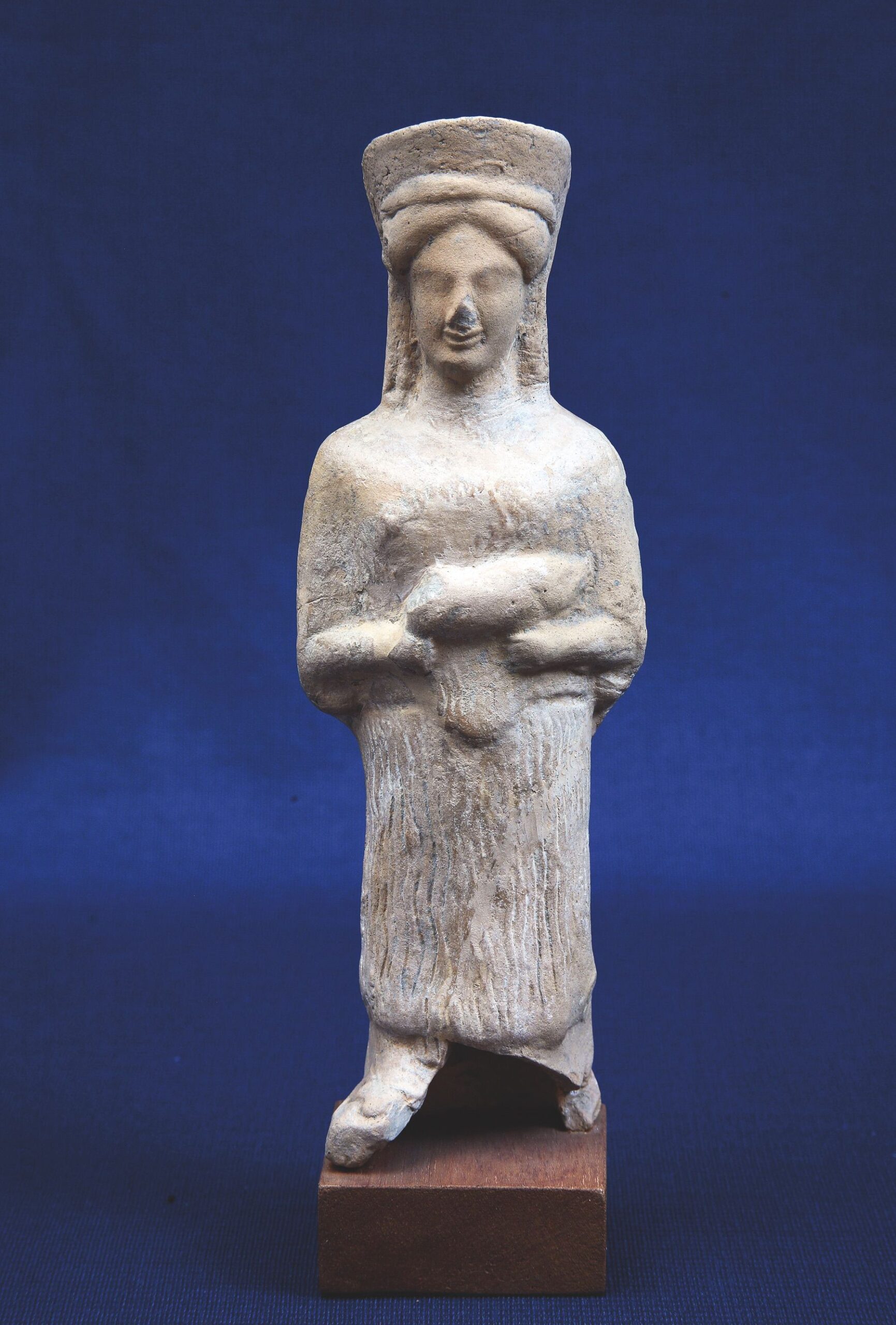 35. Figura femminile di terracotta con porcellino. V sec.a.C.