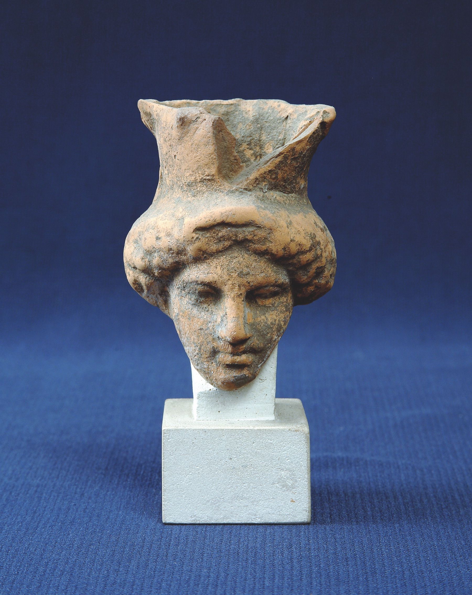 38. Testa di stautuine femminile in terracotta. Da Petralia Sottana. Fine V-inizi IV sec.a.C.