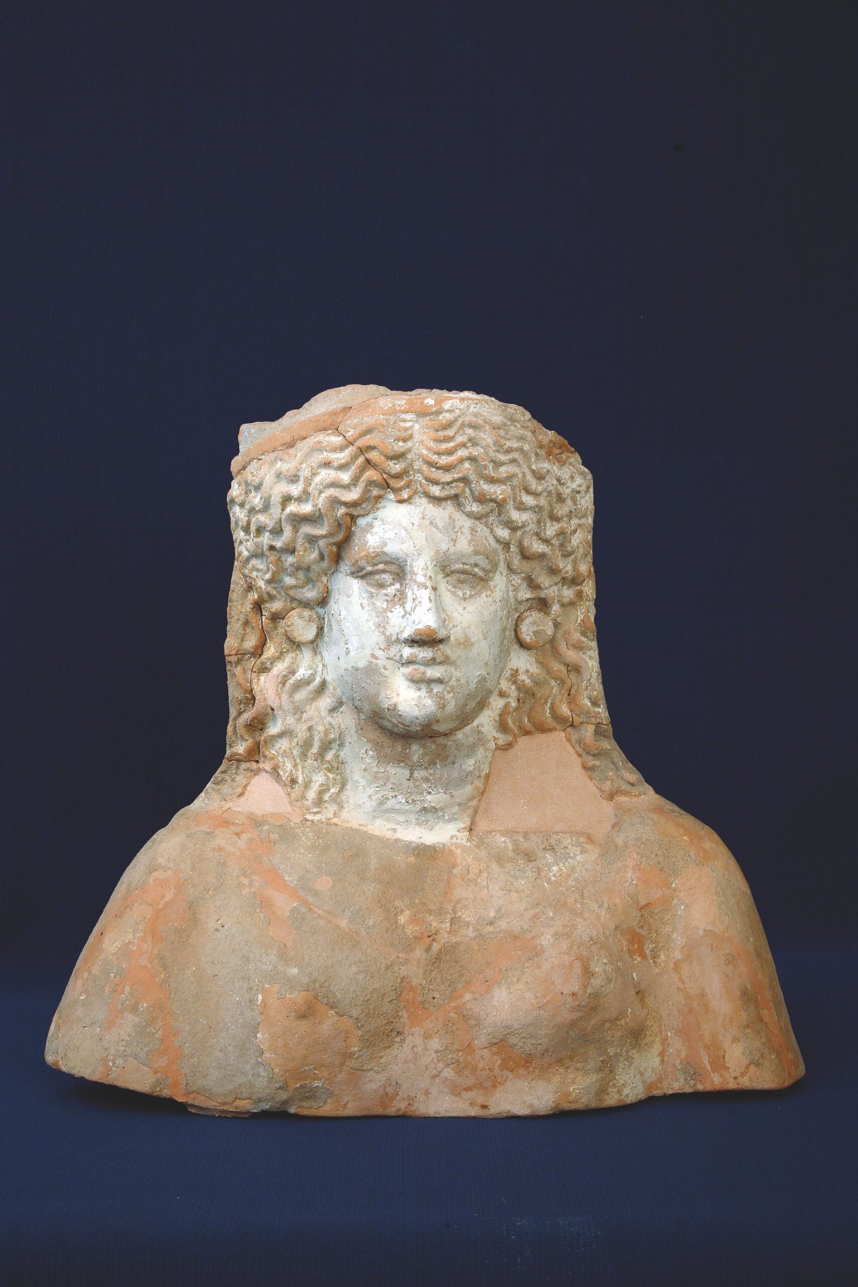 39. Busto di divinit… femminile. Da Pizzo Cannita. Fine V sec.a.C.