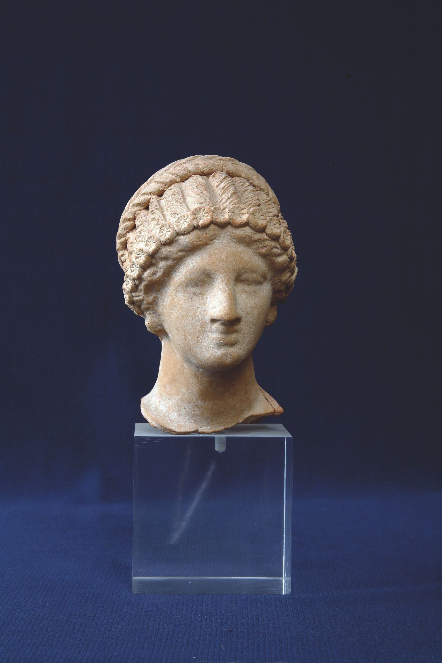 41. Testa di stauetta femminile di terracotta. IV-III sec.a.C.