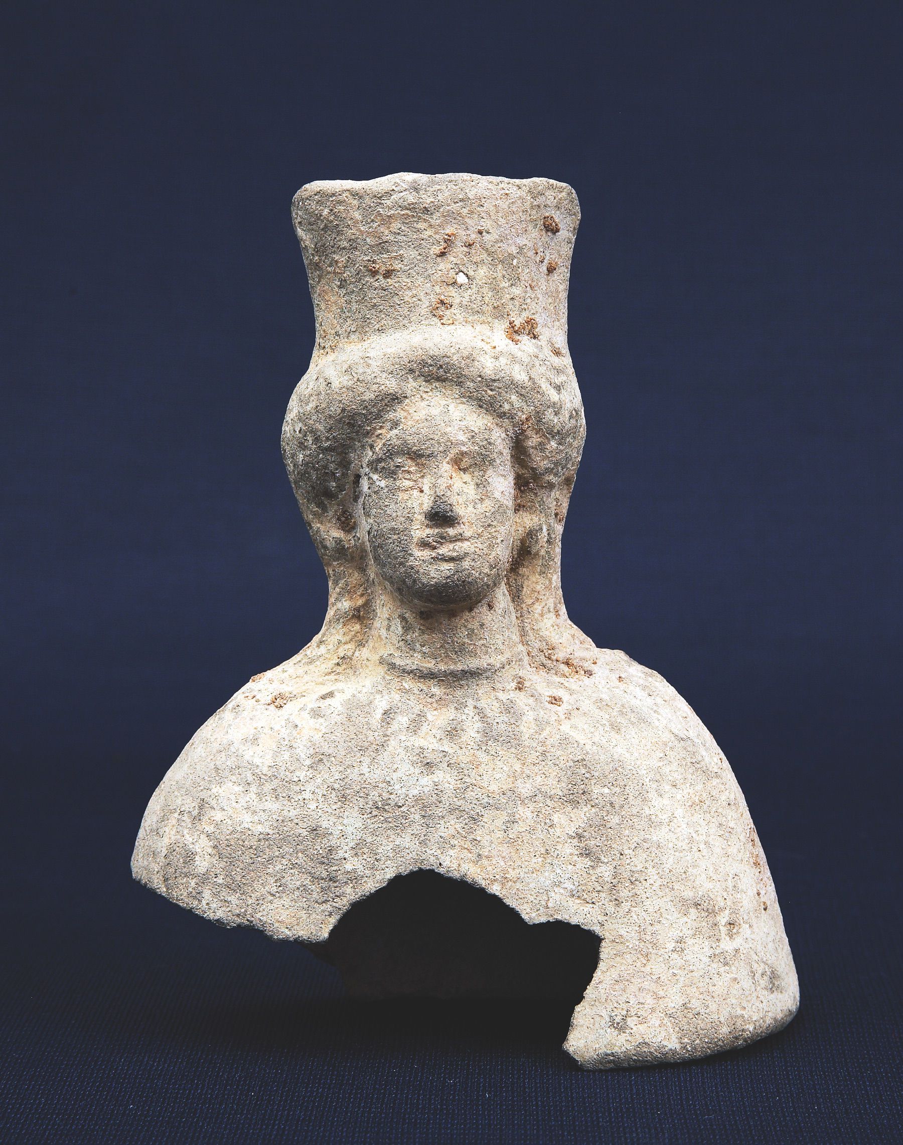 42. Busto femminile di terracotta. IV sec.a.C.