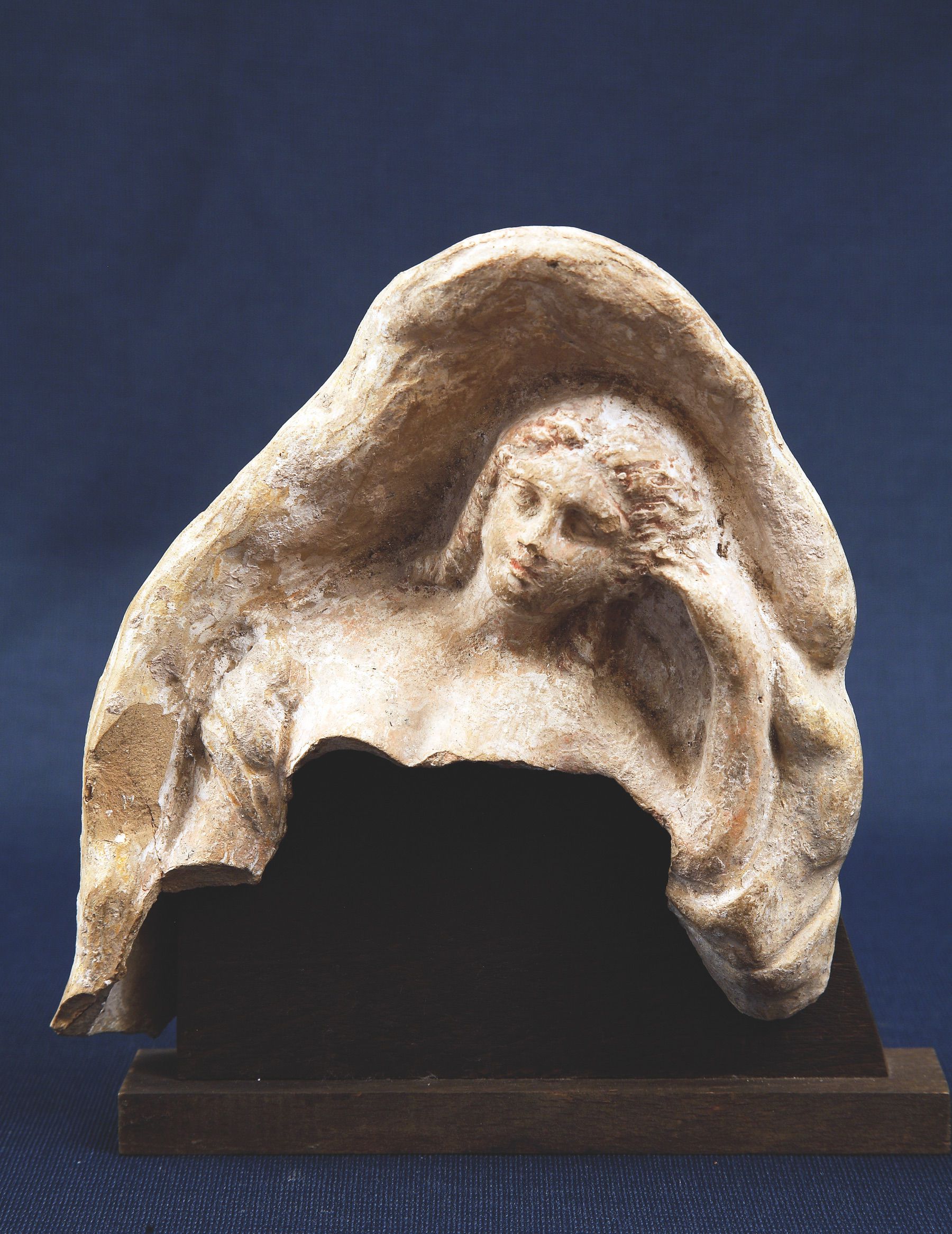 49. Frammento di figura femminile velata. Et… ellenistica