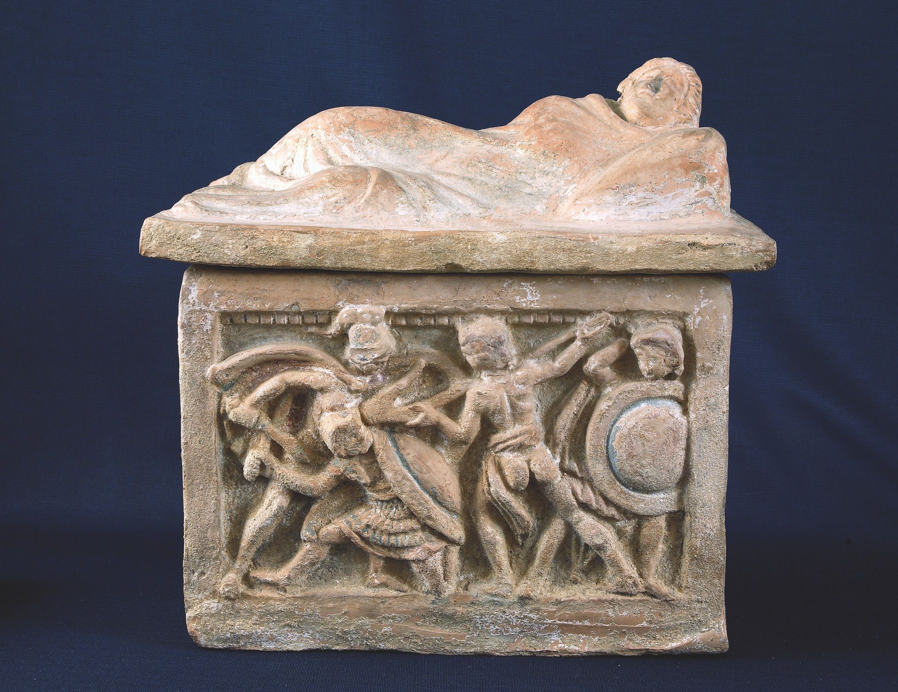 76. Urna etrusca con scena di battaglia. II-I sec.a.C.