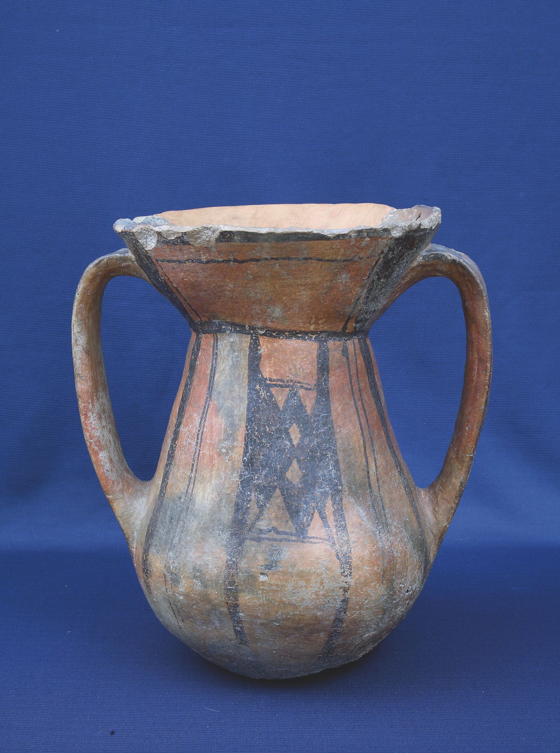 9. Vaso a clessidra biansato. Antica Et… del Bronzo (XVIII-XV sec.a.C.)